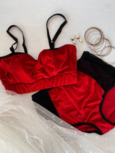 Afbeelding in Gallery-weergave laden, Red Velvet Undies met hoge taille
