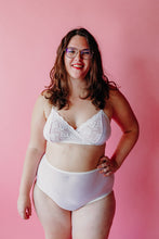 Load image into Gallery viewer, Witte Wrap Bralette
